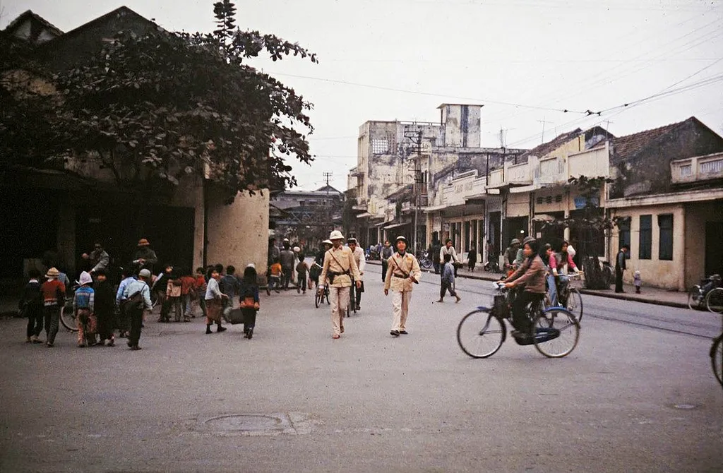 Ngã tư Hàng Giấy - Hàng Đậu, đoạn đối diện bốt Hàng Đậu thưa thớt và thanh bình hơn bây giờ nhiều.