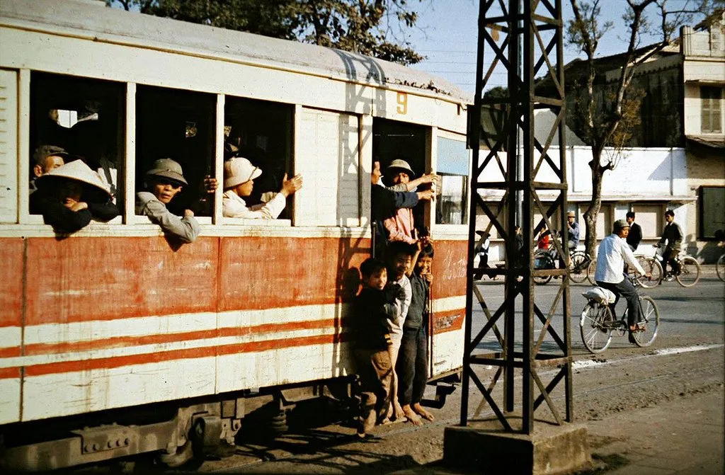 Những hình ảnh quen thuộc của phố phường Hà Nội những năm 1970.