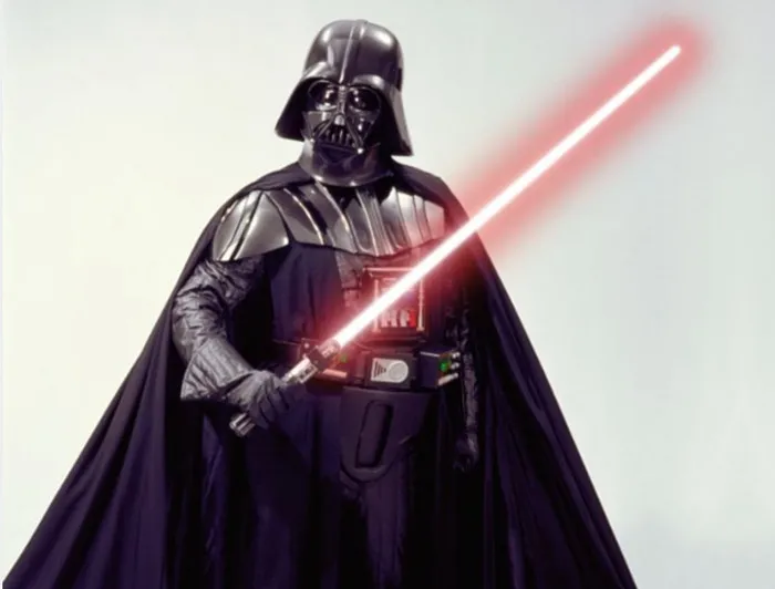 Một binh sĩ cầm thanh gươm ánh sáng trong bộ phim Star Wars.