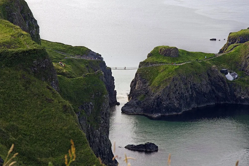 Cầu Carrick-a-Rede nối liền các phần của hòn đảo tí hon Carrickarede.