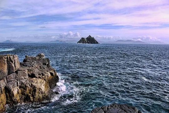 Quần đảo Skellig nơi có rất nhiều các loài chim đến cư trú và là địa điểm ngắm chim nổi tiếng tại Ireland.