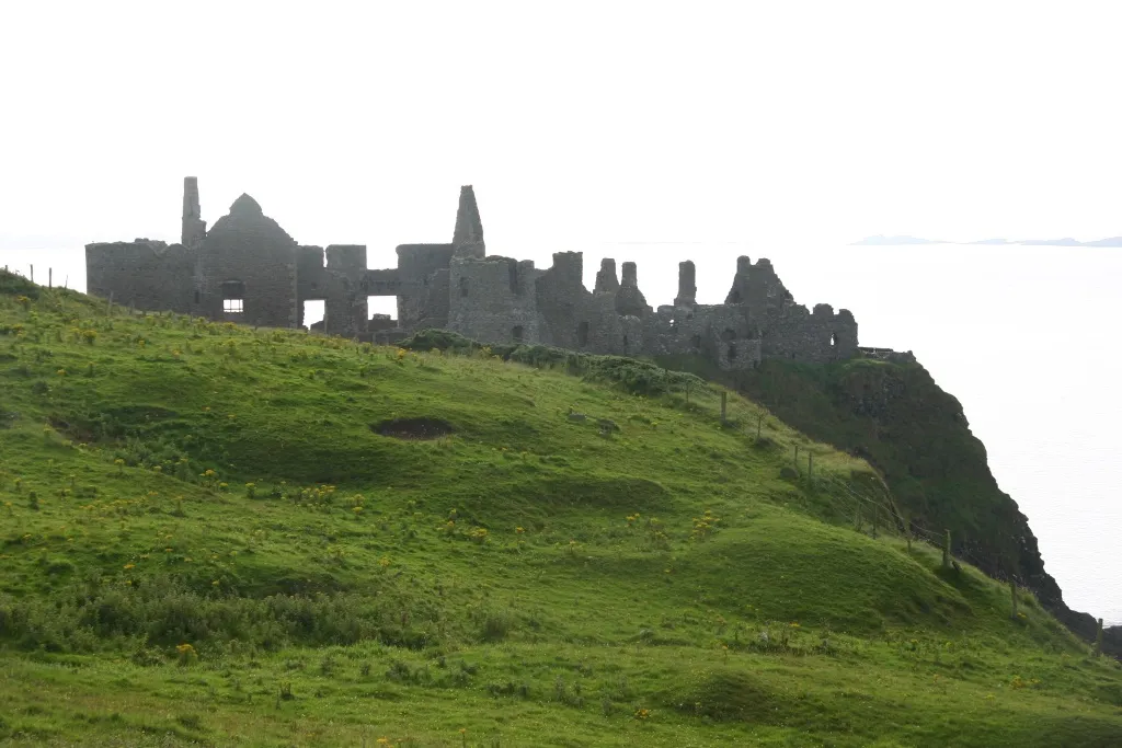 Phần di tích còn lại của lâu đài Dunluce được gia đình McQuillan xây dựng vào khoảng năm 1500 trên một vách đá cao gần vùng biển phía Bắc Antrim.