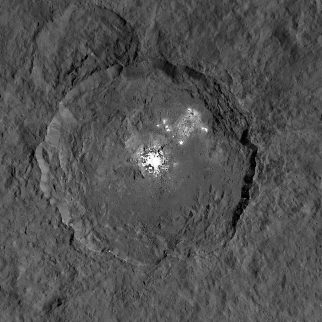 Ceres là tiểu hành tinh lớn nhất trong hệ Mặt trời, do tàu vũ trụ Dawn của NASA khám phá vào năm 2015. Trong ảnh là một đốm sáng kỳ lạ vừa được phát hiện trên hành tinh lùn Ceres.