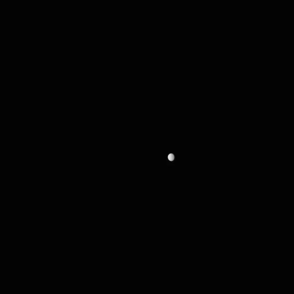 Hành tinh lùn Ceres được nhìn thấy từ khoảng cách 238.000 dặm (383.000 km).