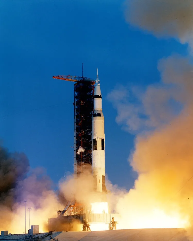 Tàu vũ trụ Apollo 13 được phóng lên Mặt trăng.