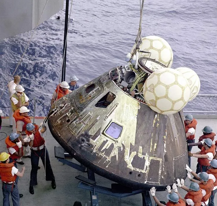 Module tàu vũ trụ Apollo 13 trở về Trái đất an toàn cùng phi hành đoàn.