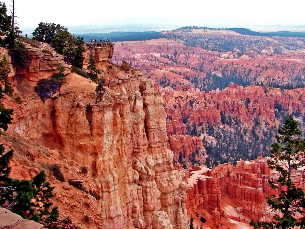 Leo lên Đỉnh Cầu vồng, nơi cao nhất của Vườn quốc gia Bryce Canyon ở bang Utah, Mỹ với độ cao 2770m, để xem cảnh quan tuyệt đẹp của các vực núi bên dưới.