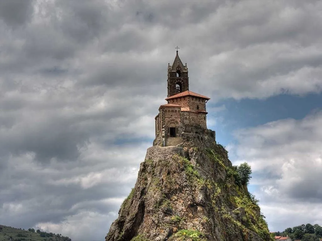 Trèo 268 bước để đến đỉnh núi Saint-Michel D'aiguille Chapel lịch sử của Pháp, được xây dựng vào năm 962 và nằm trên đỉnh của núi lửa.