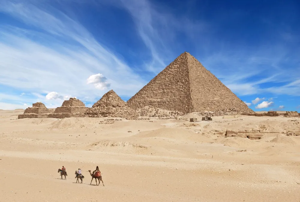 Thăm kim tự tháp Giza ở Ai Cập, 1 trong 7 kỳ quan cổ đại duy nhất của thế giới còn sót lại.