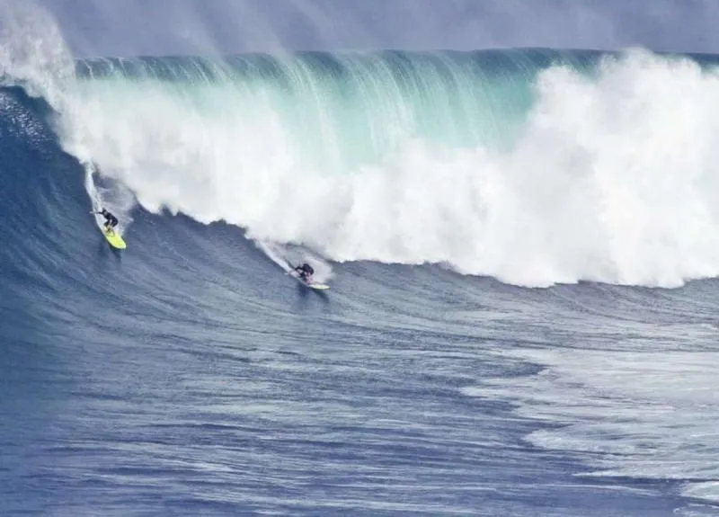 Lướt sóng ở Maui, nơi được bình chọn là địa điểm tốt nhất cho những người lướt sóng ưa mạo hiểm. Sóng có thể cao tới 36m.