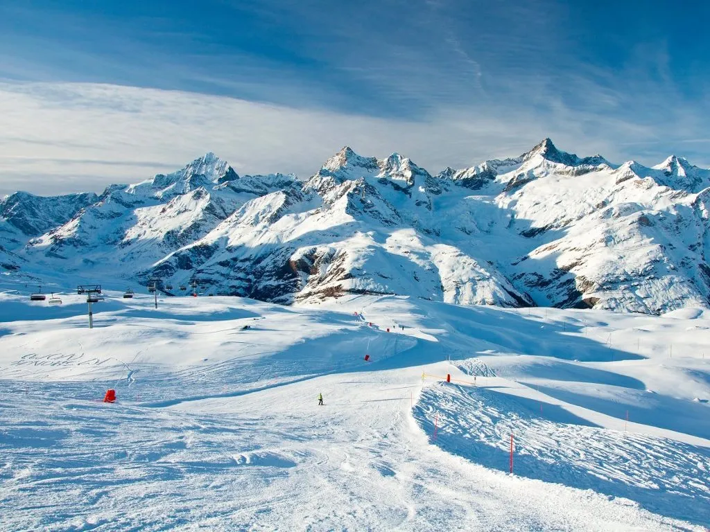 Trượt tuyết trên những con núi hùng vĩ của dãy Alps, Thụy Sĩ.