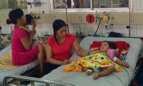 Thời tiết nắng nóng khiến trẻ dễ mắc bệnh.