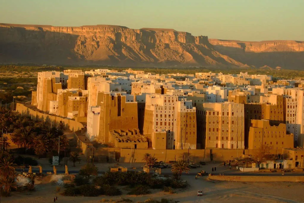 Thành phố Shibam ở Yemen được mệnh danh là "Thành phố của những tòa nhà chọc trời cổ nhất trên thế giới" hay"Manhattan của sa mạc".