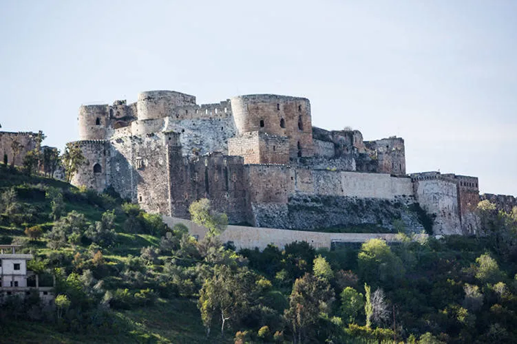 Lâu đài Krak des Chevaliers được xây dựng trên một vách đá cao 650m cách thành phố Homs của Syria khoảng 65 km.