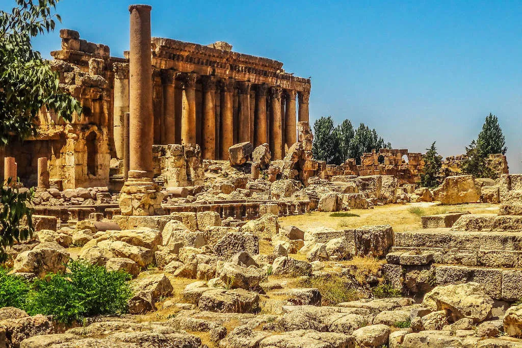 Trung tâm tôn giáo Baalbek được xây dựng từ thế kỷ 4 TrcCN cách Beirut khoảng 80km và là nơi thờ cúng các vị thần La Mã.