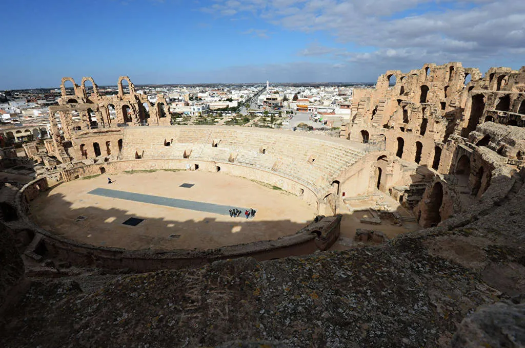 Nhà hát El Jem ở Tunisia là biểu tượng cho các công trình của Đế chế La Mã và là công trình lớn thứ 3 của Đế chế này.