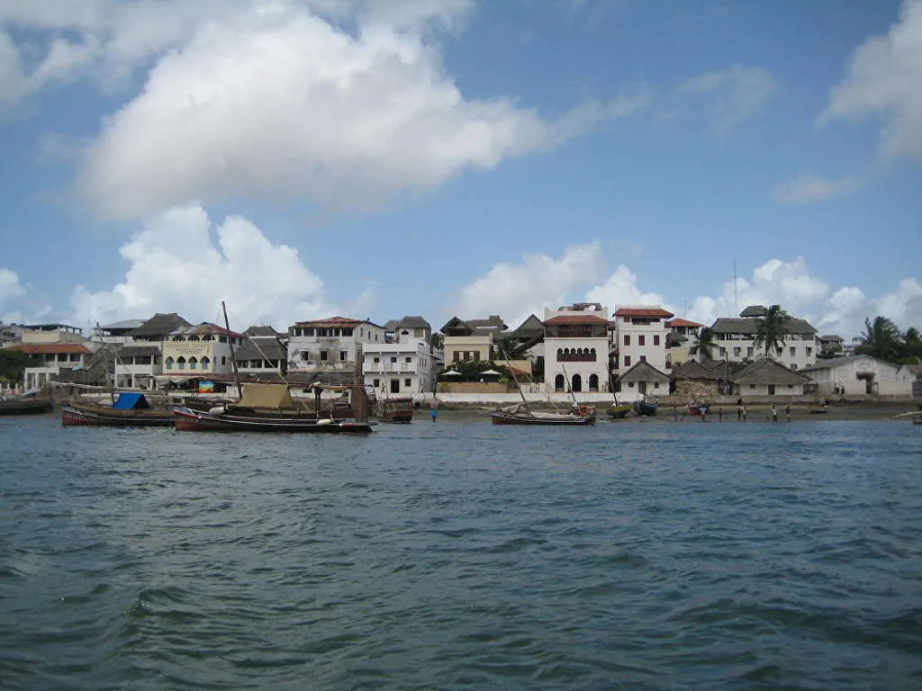 Thị trấn Lamu được xây dựng trên một hòn đảo cùng tên ở Kenya vào năm 1370. Thị trấn cổ Lamu được UNESCO công nhận là khu định cư lâu đời và được bảo tồn tốt nhất tại Đông Phi của người Swahili.