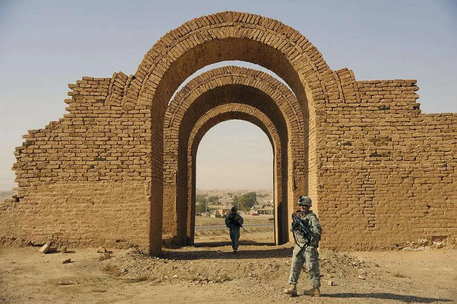 Thủ phủ Ashur của người Assyria nằm cách Baghdad của Iraq khoảng 260 km về phía bờ Tây sông Tigris.