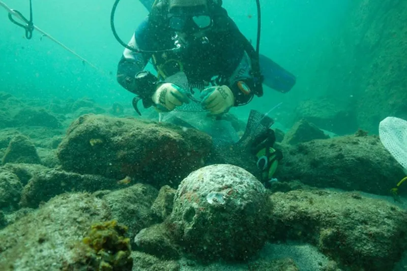Con tàu chìm ở Al Hallaniyah, ngoài khơi biển Oman.