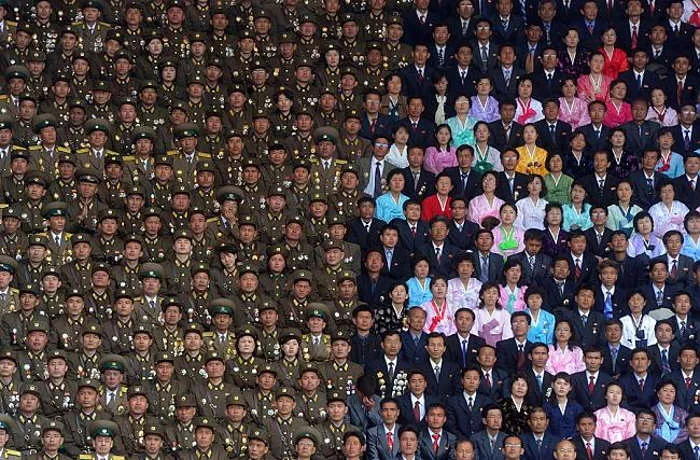 Hình ảnh quân đội và nhân dân của Kim Il Sung tại sân vận động