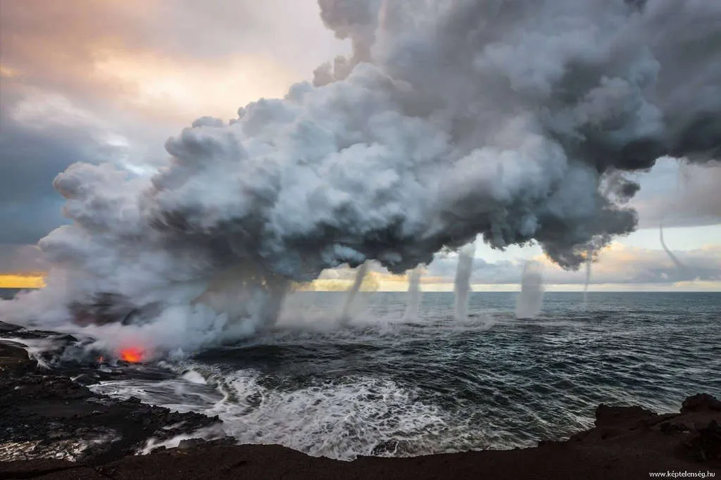 Nham thạch từ núi lửa Kilauea phun trào ra biển