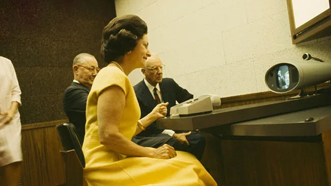 Đệ Nhất Phu Nhân Lady Bird Johnson thực hiện cuộc gọi video qua Picturephone