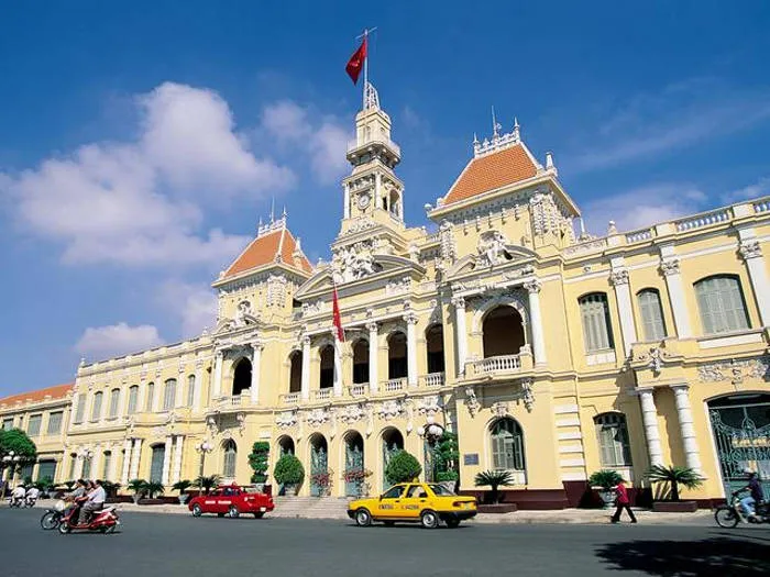 Trụ sở Ủy ban Nhân dân Thành ph ố Hồ Chí Minh hiện nay đặt tại số nhà 86 Lê Thánh Tôn,phường Bến Nghé, cuối đại lộ Nguyễn Huệ.