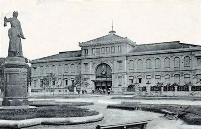 Đây là tòa nhà được người Pháp xây dựng với phong cách đậm chất châu Âu 1886 - 1891 theo đồ án thiết kế của kiến trúc sư Villedieu cùng phụ tá Foulhoux.