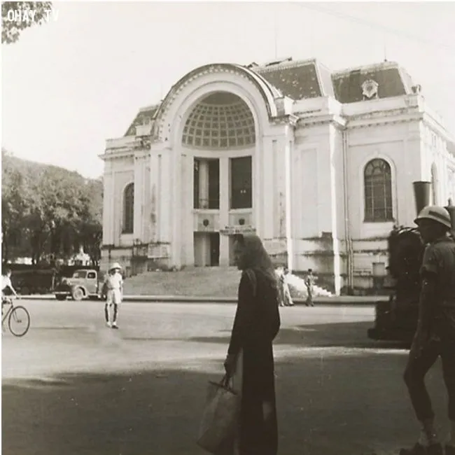 Nhà hát Thành Phố Hồ Chí Minh còn gọi là Nhà Hát Lớn.