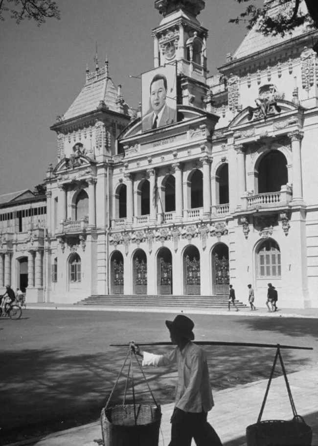 UBND TPHCM được xây dựng từ năm 1898 đến 1909 do kiến trúc sư Gardès thiết kế mô phỏng theo kiểu những lầu chuông ở miền Bắc nước Pháp.