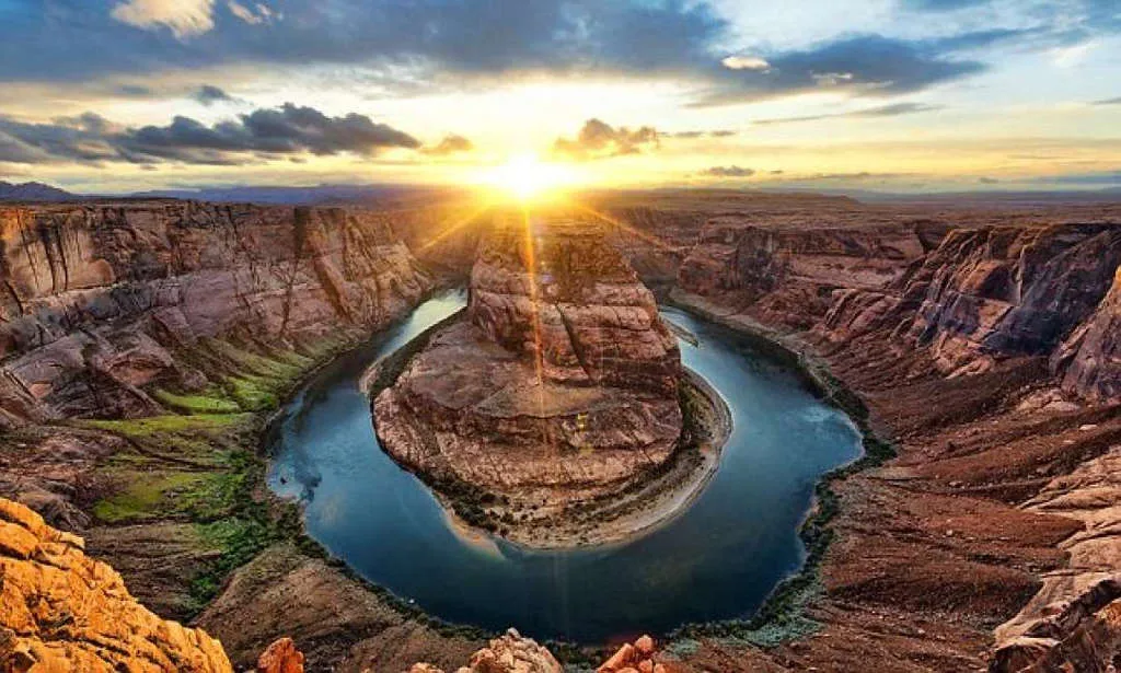 Hồ nước hình móng ngựa độc đáo với ánh mặt trời thấp thoáng trên đất Arizona, Hoa Kỳ.