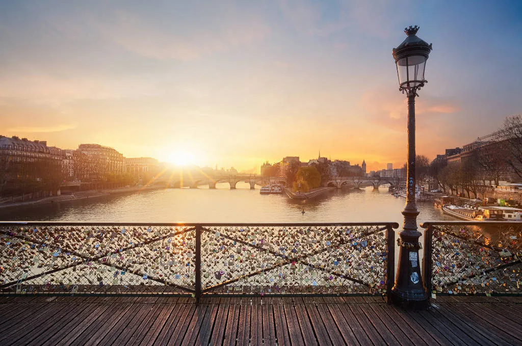 Ánh nắng ban mai soi sáng cây cầu tình yêu giữa lòng thủ đô Paris, Pháp.