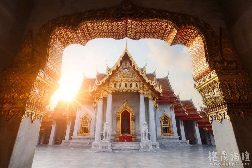 Bình minh vàng óng trên những mái chùa ở Bangkok, Thái Lan.
