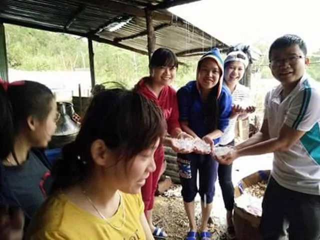 Người dân hứng mưa đá tại Ch'ơm.