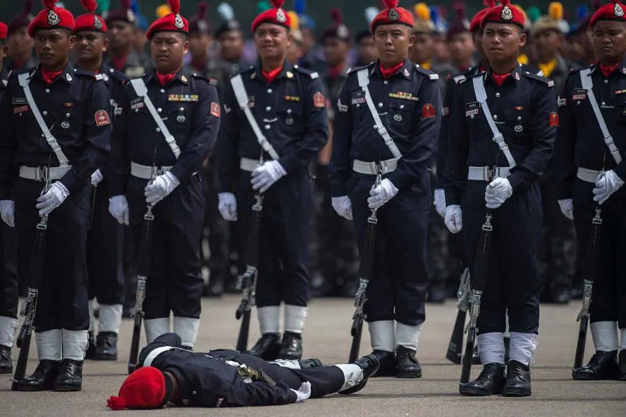 Một thành viên của Cơ quan dự trữ liên bang Malaysia ngất xỉu vì nắng nóng trong lễ diễu hành tại Kuala Lumpur vào ngày 25/3