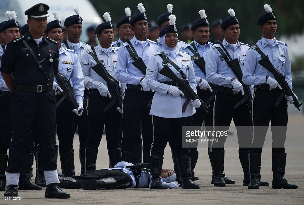 Một nữ cảnh sát cũng không đủ sức lực ngã quỵ xuống đất tại Kuala Lumpur.