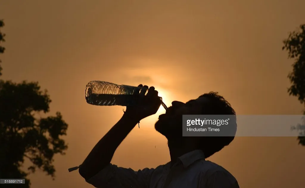 Một người đàn ông đang uống nước khi nhiệt độ lên tới 38,9 độ C ở New Delhi, Ấn Độ.