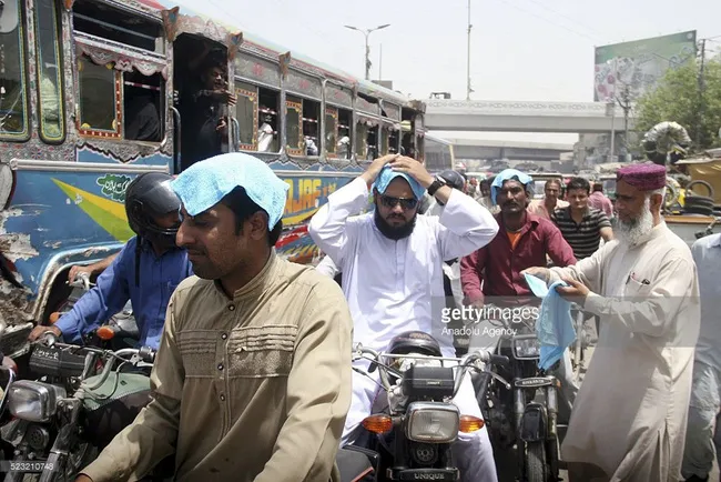 Những hình ảnh đã quá quen thuộc vào những ngày nắng nóng ở Pakistan.