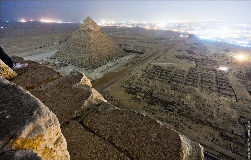 Nhìn từ trên đỉnh của Kim tự tháp Giza, Ai Cập