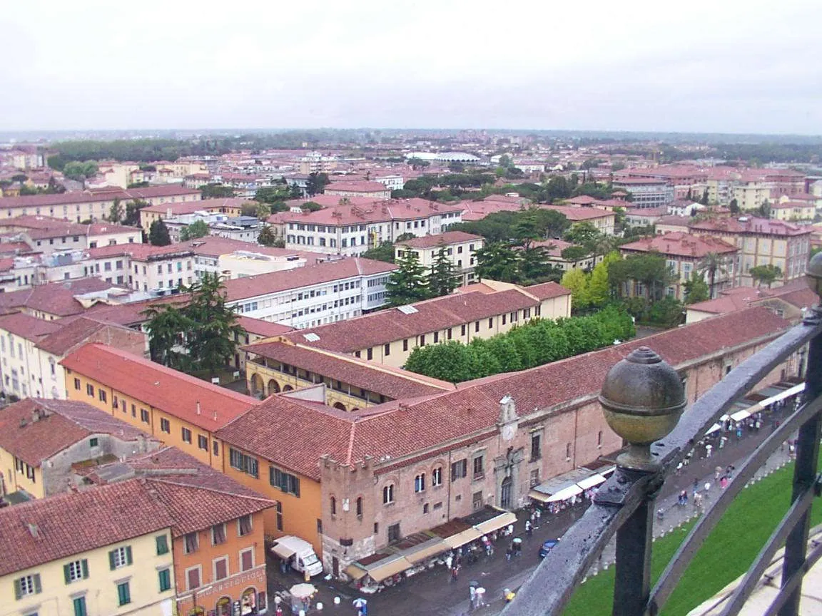 Nhìn từ đỉnh của tháp nghiêng Pisa, Ý