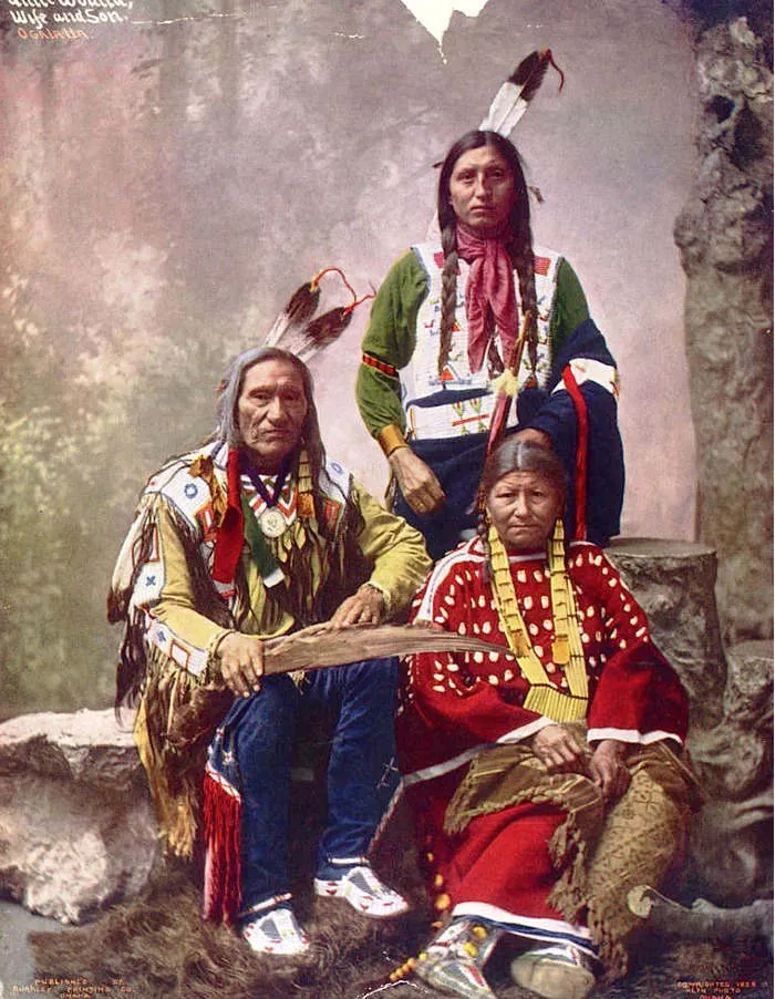 Tù trưởng Little Wound bên gia đình ở Oglala Lakota