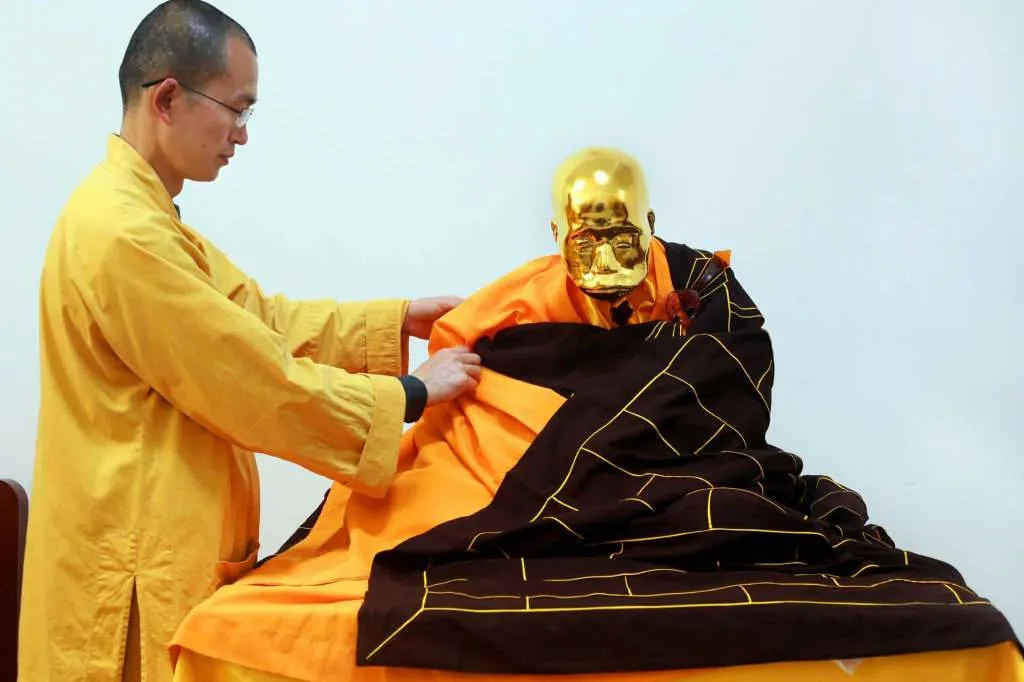 "Tượng nhà sư Phúc Hậu đang đặt trên núi để người dân thờ cúng.