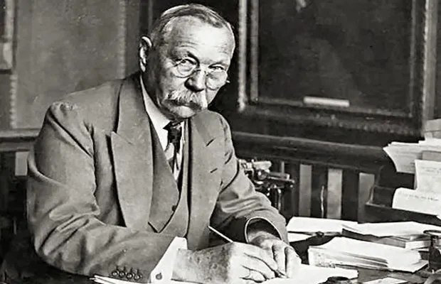 Tiểu thuyết gia Conan Doyle.
