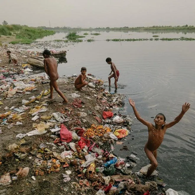Trong khi đó, một số đứa trẻ khác lại chơi đùa vui vẻ ở sông Yamuna.