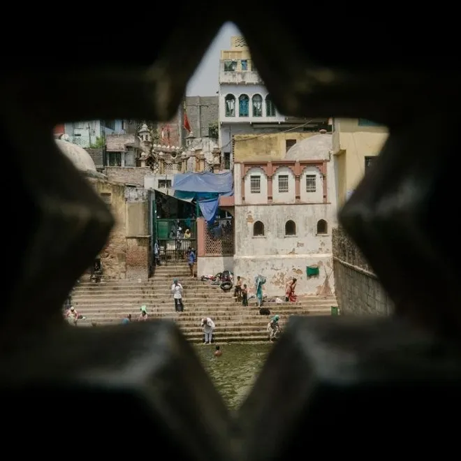 Người dân tắm và uống nước ngay tại những bậc thang trước đền thờ Nizamuddin Sufi ở Delhi.