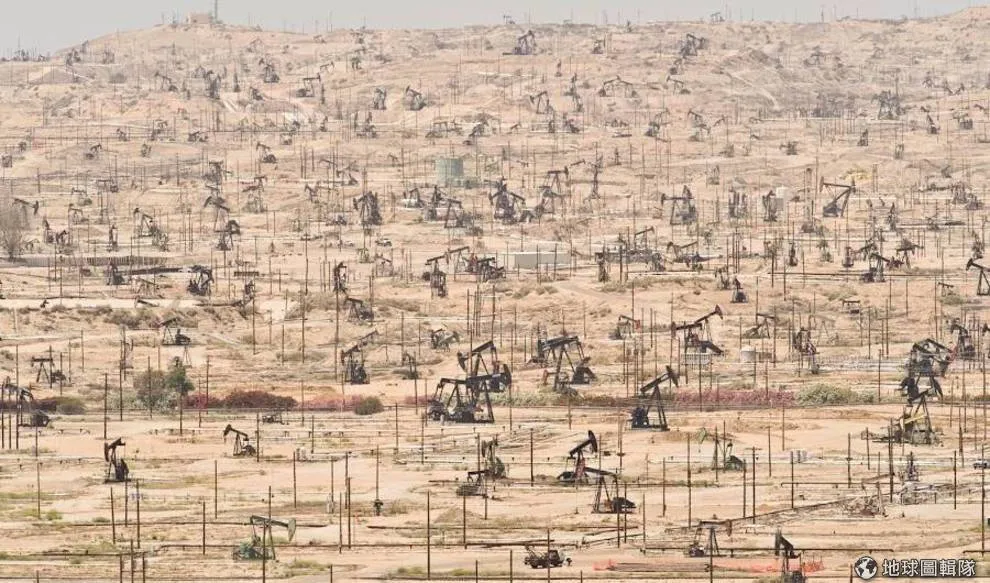 Khu khai thác dầu ở hạ lưu sông Kern, California, Mỹ.