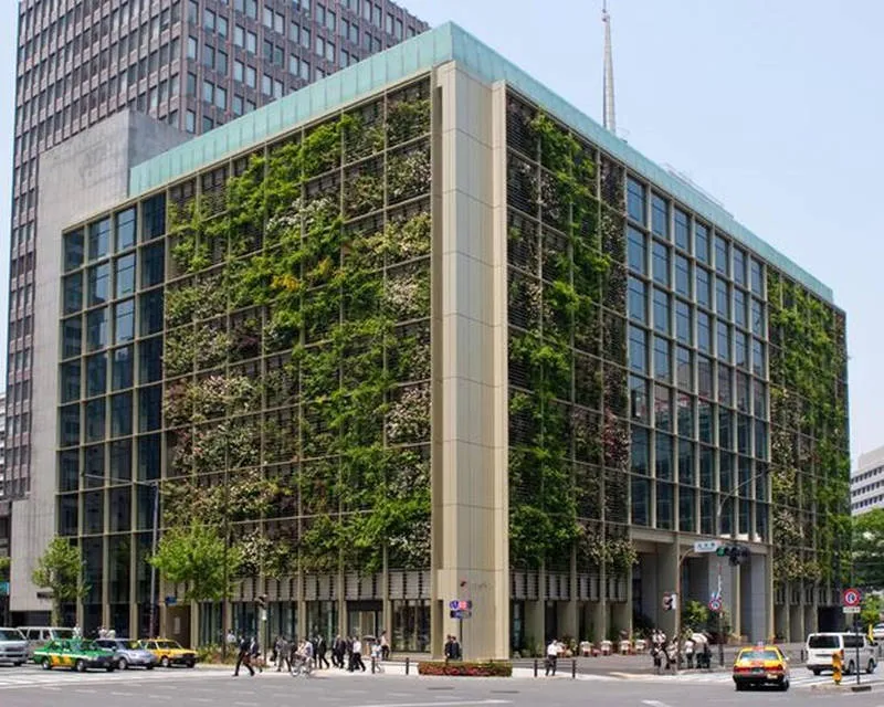 Công ty Kono Designs đã tạo ra không gian xanh cho cả bên ngoài và bên trong khu văn phòng 9 tầng ở Tokyo (Nhật).