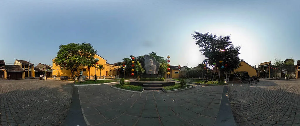 Tượng đài kiến trúc sư Kazimierz Kwiatkowski được người dân gọi với cái tên thân mật là KTS Karik nằm trên phố Trần Phú.