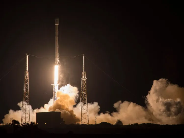 Tên lửa đẩy Falcon 9.