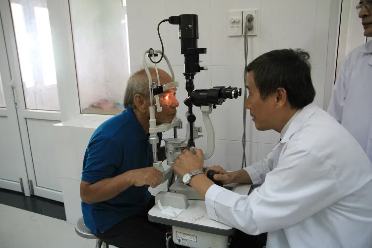 Các nhà nghiên cứu thực hiện việc cấy ghép bằng cách lấy một mảnh da nhỏ trên cánh tay của bệnh nhân.